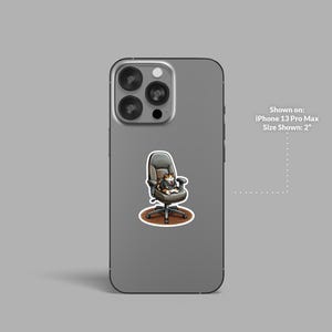 Puede incluir: Una pegatina con un gato de dibujos animados con traje sentado en una silla de oficina. La pegatina se muestra en un iPhone 13 Pro Max. La pegatina mide aproximadamente 5 cm. El gato es marr&oacute;n, negro y blanco.