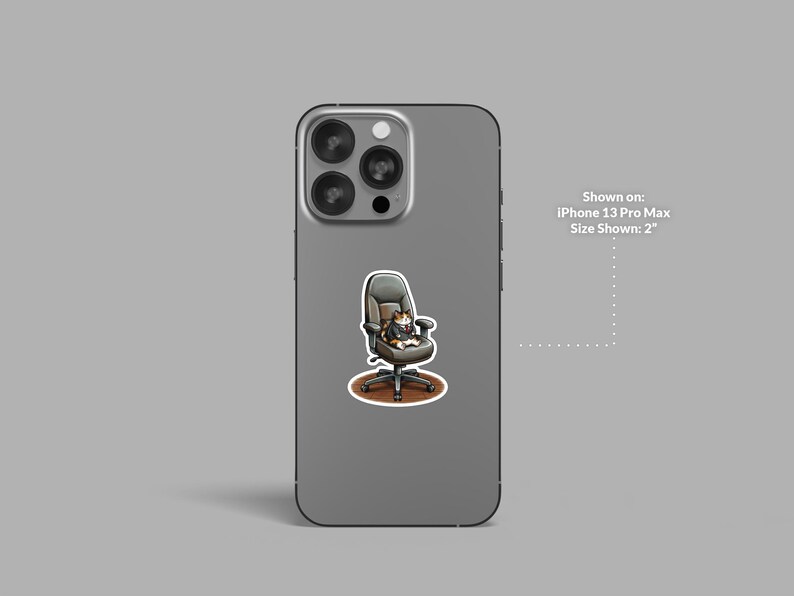 Puede incluir: Una pegatina con un gato de dibujos animados con traje sentado en una silla de oficina. La pegatina se muestra en un iPhone 13 Pro Max. La pegatina mide aproximadamente 5 cm. El gato es marr&oacute;n, negro y blanco.