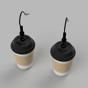 Pode incluir: Dois copos de caf&eacute; descart&aacute;veis com tampas pretas e mangas de papel castanho. Cada copo tem um cord&atilde;o de contas pretas preso &agrave; tampa com um pequeno gancho prateado.