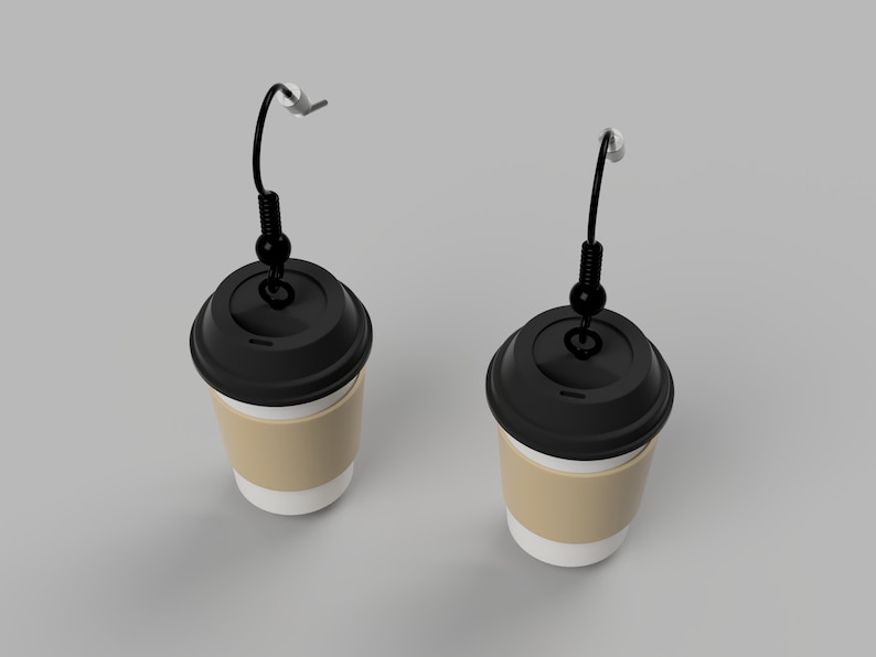 Pode incluir: Dois copos de caf&eacute; descart&aacute;veis com tampas pretas e mangas de papel castanho. Cada copo tem um cord&atilde;o de contas pretas preso &agrave; tampa com um pequeno gancho prateado.