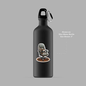 Puede incluir: Botella de agua negra de 532 ml con un mosquet&oacute;n negro. Una pegatina de un gato sentado en una silla de oficina est&aacute; adherida a la botella. La pegatina mide aproximadamente 7,6 cm.