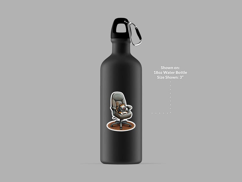 Puede incluir: Botella de agua negra de 532 ml con un mosquet&oacute;n negro. Una pegatina de un gato sentado en una silla de oficina est&aacute; adherida a la botella. La pegatina mide aproximadamente 7,6 cm.