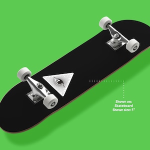 Op de afbeelding: Zwart skateboard met een witte all-seeing eye graphic in een driehoek. Getoond op: Skateboard. Getoonde maat: 5"
