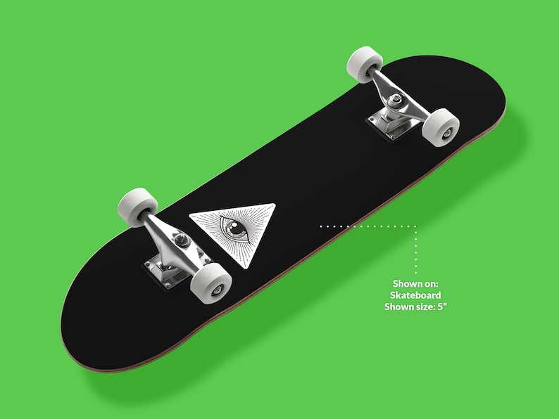 Op de afbeelding: Zwart skateboard met een witte all-seeing eye graphic in een driehoek. Getoond op: Skateboard. Getoonde maat: 5"