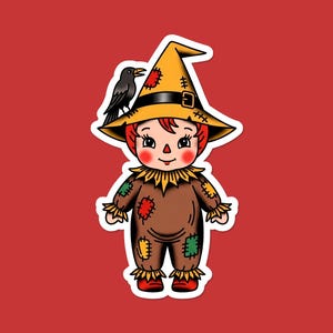Puede incluir: Una pegatina con un espantapájaros de dibujos animados con pelo rojo, mejillas sonrosadas y un sombrero amarillo con una banda negra. El espantapájaros lleva un traje marrón con parches coloridos y botas rojas. Un cuervo negro está posado en el sombrero. El fondo es rojo.