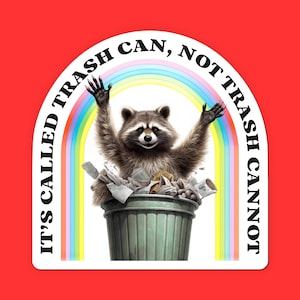 Pode incluir: Um adesivo branco com um guaxinim em um lixeiro. O guaxinim está com as patas levantadas no ar. O adesivo tem um arco-íris atrás do guaxinim e o texto "It's called trash can, not trash cannot" ao redor.