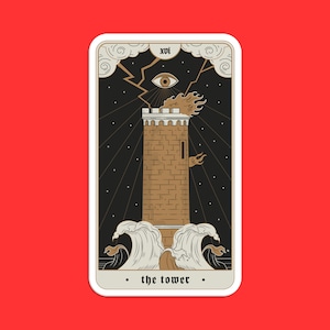 Puede incluir: Una carta de tarot con un borde blanco y un fondo negro. La carta representa una torre con llamas en la parte superior, un rayo y un ojo. El texto "XVI" y "the tower" está impreso en la carta.