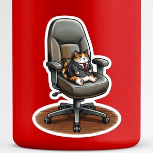 Puede incluir: Una pegatina con un gato de dibujos animados con traje y corbata roja, sentado en una silla de oficina gris. El gato tiene pelaje naranja, blanco y negro. La pegatina est&aacute; sobre un fondo rojo.