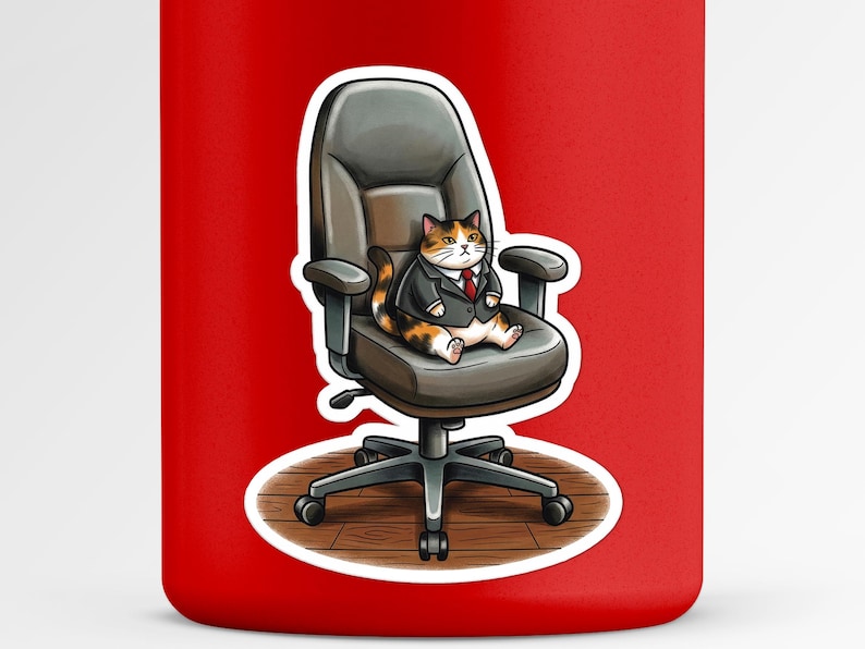 Puede incluir: Una pegatina con un gato de dibujos animados con traje y corbata roja, sentado en una silla de oficina gris. El gato tiene pelaje naranja, blanco y negro. La pegatina est&aacute; sobre un fondo rojo.