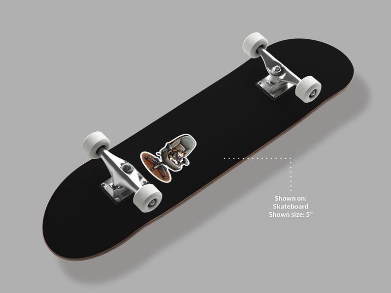 Puede incluir: Monopat&iacute;n negro con ruedas blancas y ejes plateados. Una pegatina con un personaje de dibujos animados en una silla con un disco marr&oacute;n est&aacute; en la tabla. El tama&ntilde;o mostrado es de 12,7 cm.