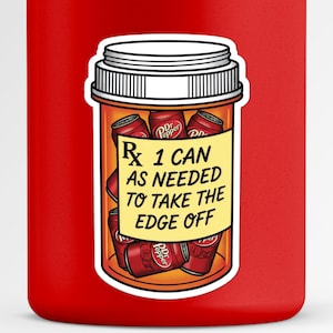 Op de afbeelding: Een rode waterfles met een sticker met een cartoon pillenfles gevuld met Dr. Pepper-blikjes. De sticker heeft de tekst "Rx: 1 CAN AS NEEDED TO TAKE THE EDGE OFF."