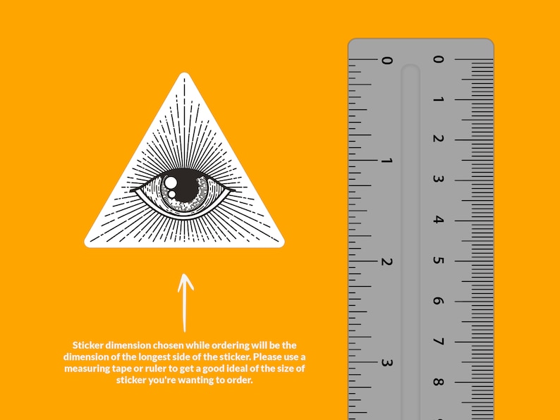 Op de afbeelding: Zwart-witte illustratie van een alziend oog in een driehoek met lichtstralen die uit het oog komen. Naast de afbeelding is een liniaal afgebeeld om de grootte van de sticker aan te geven.