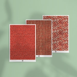 Op de afbeelding: Drie afdrukbare digitale papierontwerpen met verschillende patronen van rode dakpannen. De ontwerpen zijn perfect voor het maken van achtergronden, scrapbooking of andere knutselprojecten.