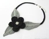 Au crochet collier, au crochet, tour de cou, tour de cou fleur, collier fleur noire, collier de fibre, coton, noir, gris, automne, cadeau pour elle, cadeau d'octobre