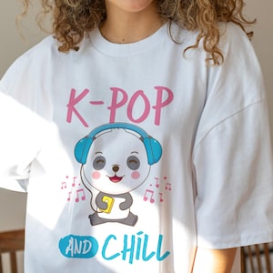 Chemise Kpop – T-shirt design Kpop and Chill Panda – Cadeau pour amateur de Kpop – Tshirt Kpop mignon – Cadeau pour elle – Vêtements Kpop unisexe – Merchandising pour fans Kpop