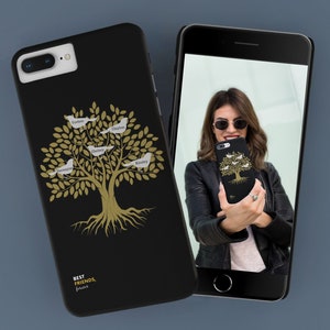Könnte beinhalten: Schwarze iPhone-Hülle mit einem goldenen Baumdesign und dem Text "BEST FRIENDS, forever". Der Baum hat fünf Vögel mit Namen darauf: "Tristan", "Chaplin", "Chloe", "Donavan" und "Kinsley".