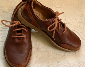 born tie shoes