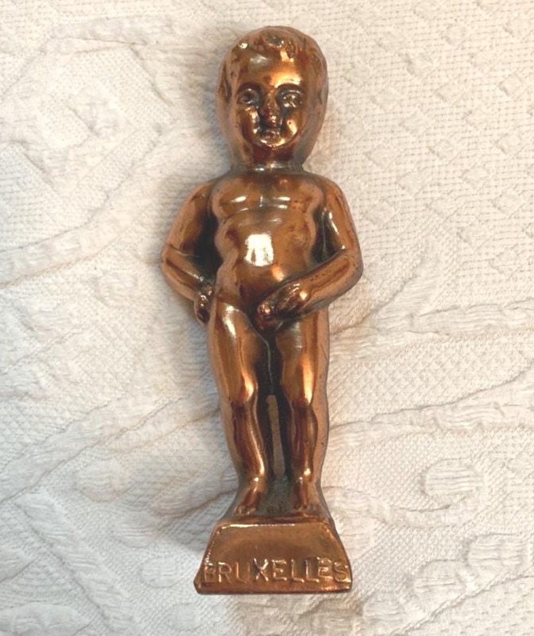 鋳鉄製の小便小僧の置物：ブリュッセル土産、銅仕上げ - Etsy 日本