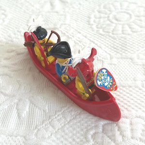 Può includere: Una tazza di ceramica bianca con manico nero e la scritta "But First, Coffee" in nero, con un carattere a mano. La tazza è su una superficie bianca.