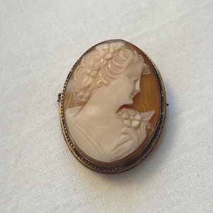 Victorian Carved Cameo Brooch Pendant: Gold Plated Filigree