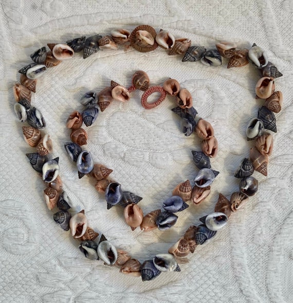 40s dyed Hawaiian shell necklace . 40s shell Lei .