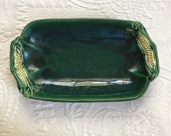 Zeldzame majolica-maïsschotel: donkergroen keramiek met handvatten van maïskolf