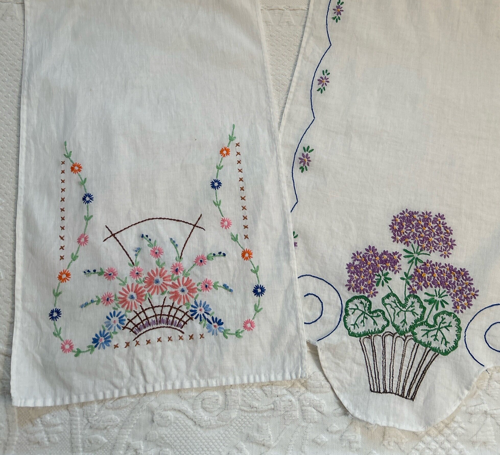 刺繍入りテーブルランナー。ヴィンテージテーブルランナー。2枚セット