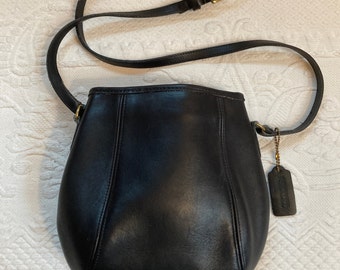 vintage coach black crossbody bag . hinged mouth bag