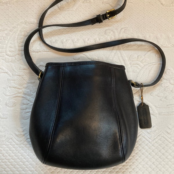 vintage coach black crossbody bag . hinged mouth bag