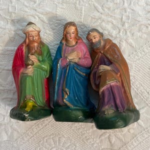Figurka szopkowa z kredy. Maria Józef i jeden król z kredy