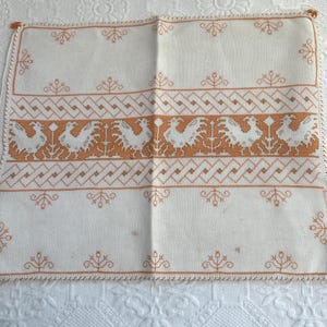 Funda de almohada vintage de lino bordado: diseño de gallo, decoración de estilo rústico de los años 40. imagen 2