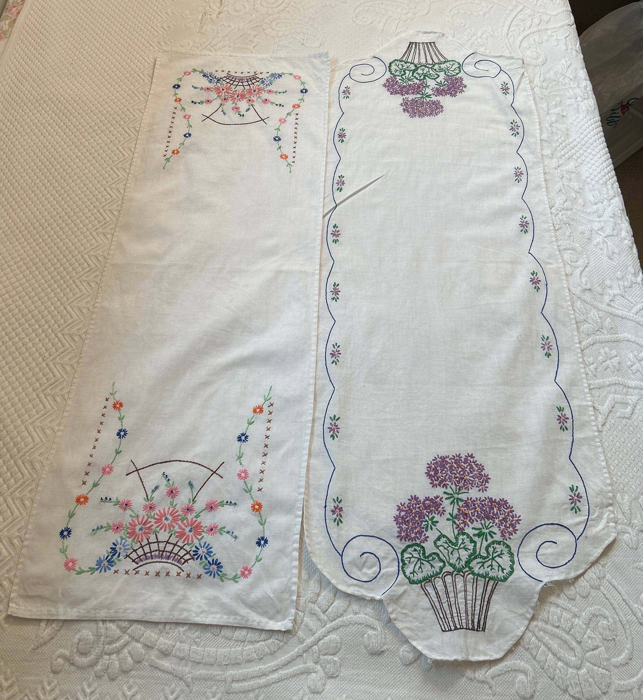 刺繍入りテーブルランナー。ヴィンテージテーブルランナー。2枚セット