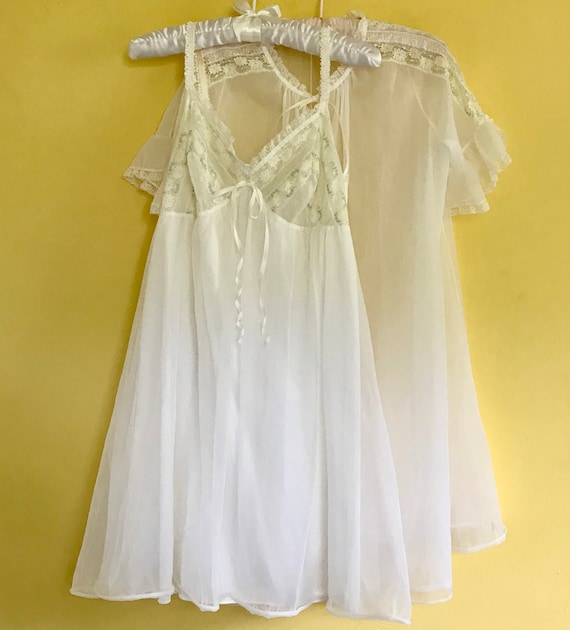white nylon peignoir . white peignoir . 60s peigno