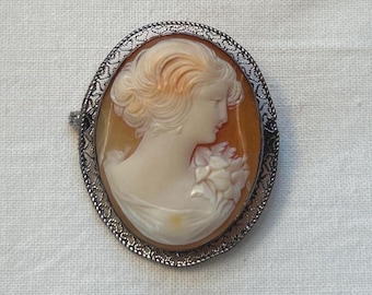 Broche Camée Art Déco : Filigrane d'Argent, Coquillage Sculpté, 1920s