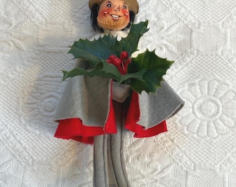 Vintage Annalee Dickens caroler . 70s felt doll