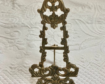 plate stand 17,5 cm high and 17 cm wide. Vintage solid cast brass easel