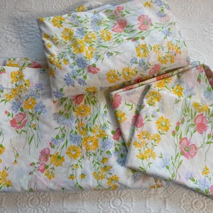 retro twin sheet and 2 matching pillowcases . spring flower sheet set. Cannon