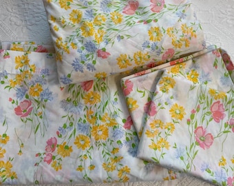 Lenzuolo matrimoniale retrò e 2 federe abbinate. Set di lenzuola con fiori primaverili. Biancheria da letto Cannon.