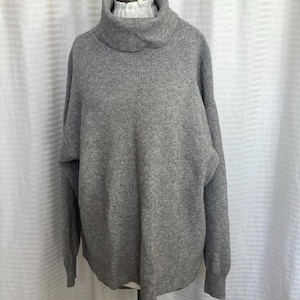 Suéter Free People extragrande. Suéter gris de cuello alto. imagen 1