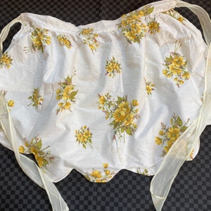 Vintage half schort met bloemen: katoen en organdy uit de jaren 50