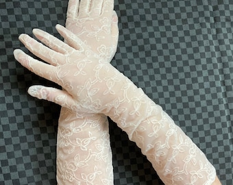 gants de soirée blancs. gants de mariage. gants brodés. gants en nylon. gants en mousseline