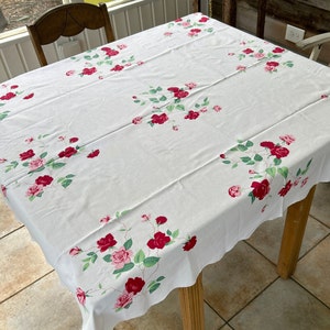 red roses tablecloth . 50s tablecloth . vintage red roses tablecloth . country core tablecloth . shabby chicc