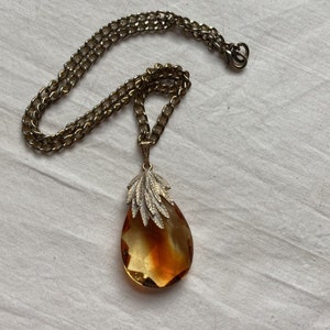 Collar con colgante de cristal facetado amarillo de los años 60