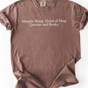 Chemise Comfort Colors® Drag Queens and Books, T-shirt anti-books interdits, Chemise Droits des homosexuels, T-shirt LGBTQ rigolo, T-shirt Fierté