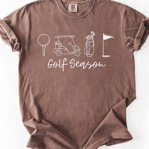 Comfort Colors®ゴルフシーズンシャツ、レトロゴルフカートTシャツ、面白いゴルファーTシャツ、カントリークラブスタイルのゴルフシャツ、ゴルフライフシャツ