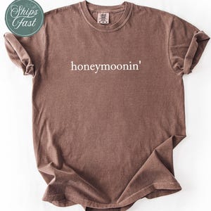 Comfort Colors® Honeymoonin&#39; Shirt, Bride and Groom Honeymoon Shirt, Newlywed Gift Tee, Wedding Gift Shirt, Just Married Shirt, Vacation Tee