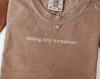 Komfort Colors® Rauring kleine Tornadoes Shirt, lustiges Mama Leben T-Shirt, Kleinkind Chaos Shirt, Mama Humor Shirt, Messy Kid Shirt