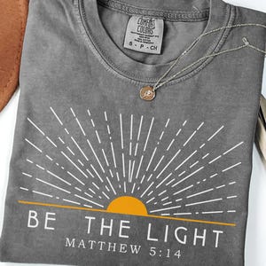 Comfort Colors® kristen skjorta - Var ljuset Matteus 5:14, religiös bibelvers-tröja, trosbaserad grafisk t-shirt