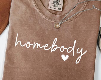 Koszulka Comfort Colors® Homebody Heart, Przytulna koszulka Homebody, Koszulka Stay at Home, Koszulka do pracy w domu, Prezent dla introwertyka, Uroczy T-shirt do biura domowego