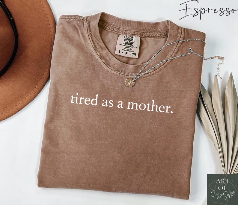 Maglietta Comfort Colors® Tired As A Mother, maglietta divertente Mom Life, maglietta con grafica sarcastica, regalo per la festa della mamma, maglietta Exhausted Mom immagine 1